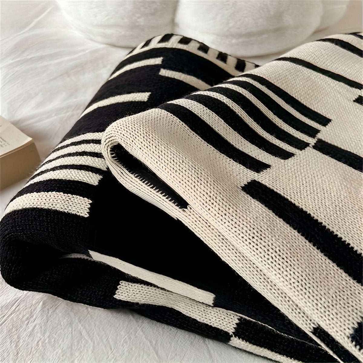 Couverture à motif noir et beige