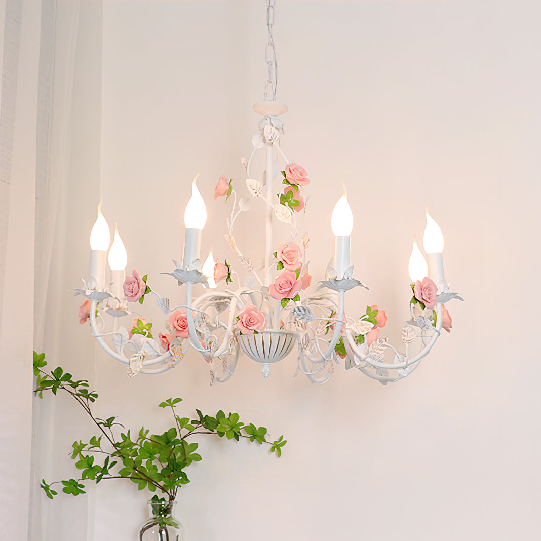 Lustre avec des roses en céramique sur une structure métallique