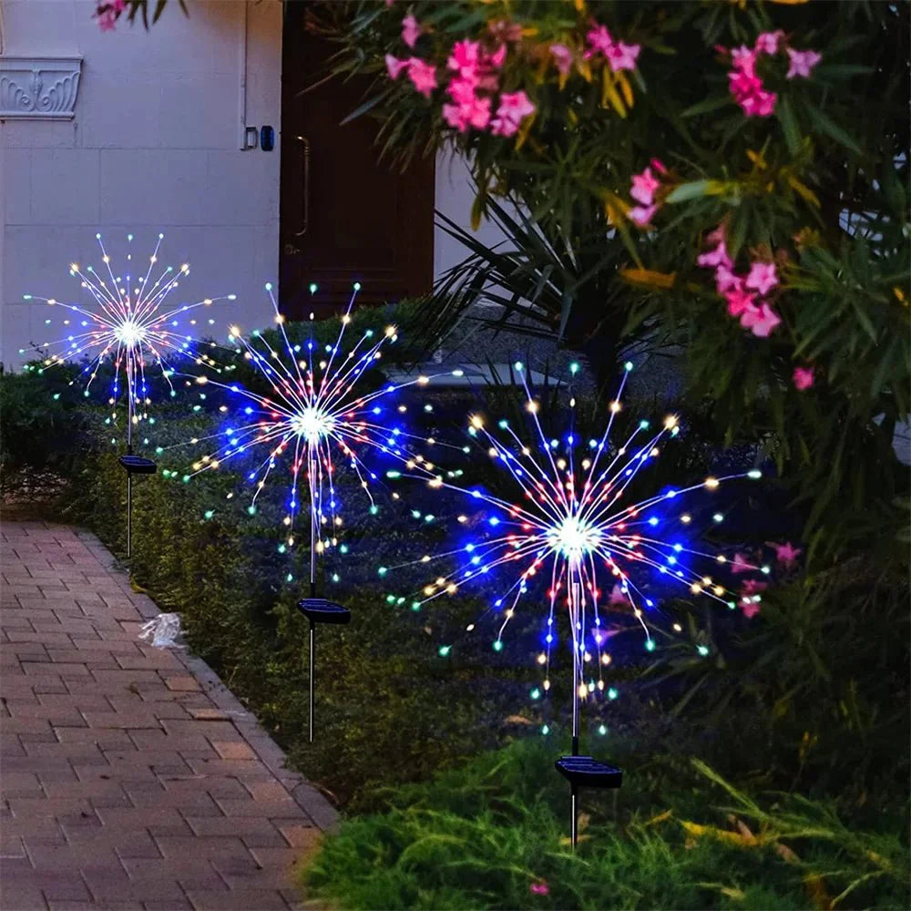 Solární zahradní lampa ve tvaru ohňostroje