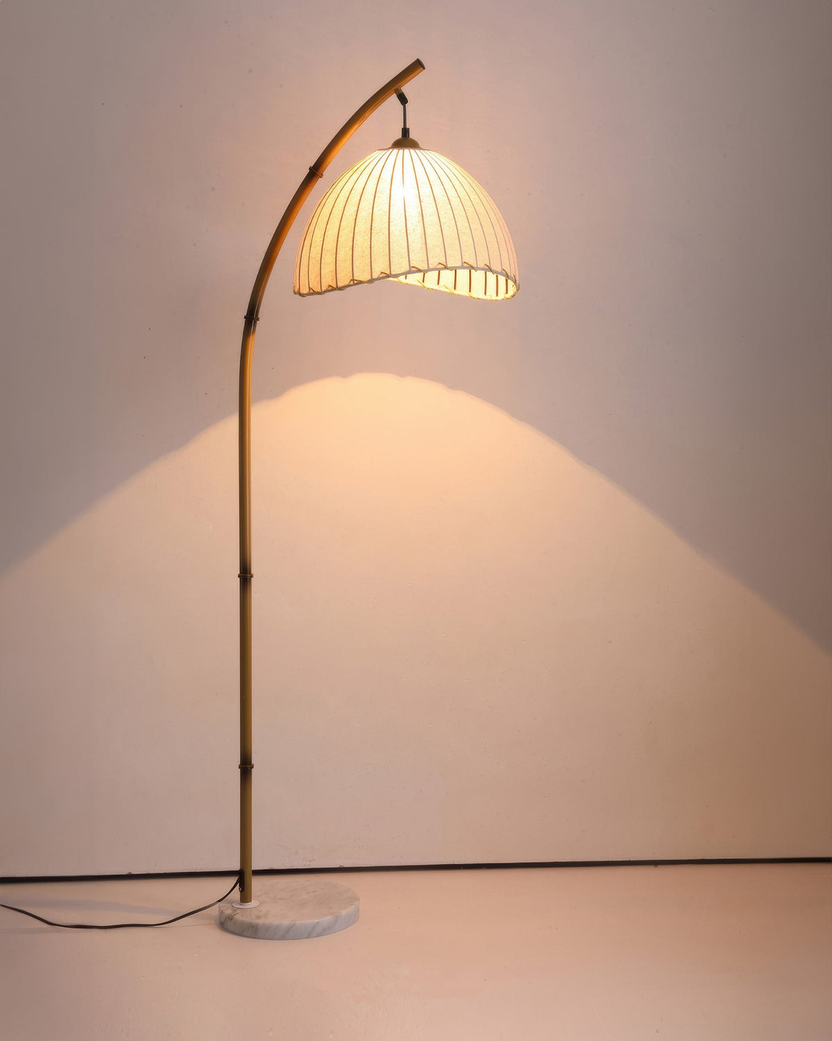 Stojací lampa s látkovým stínidlem