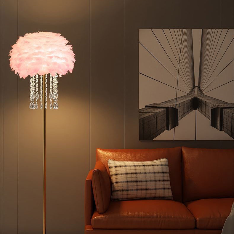 Stojací lampa se stínidlem připomínajícím peří