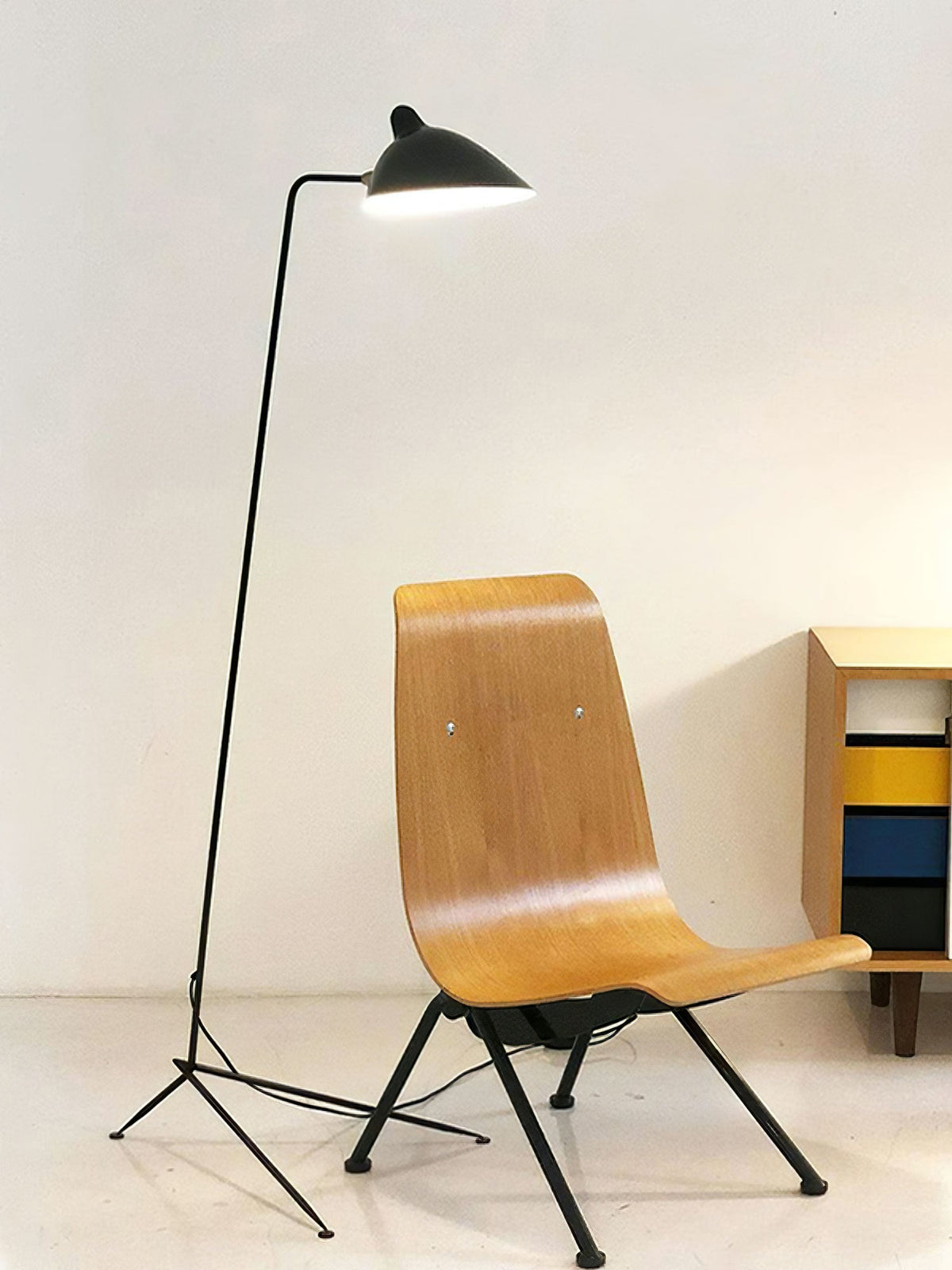 Tříramenná stojací lampa