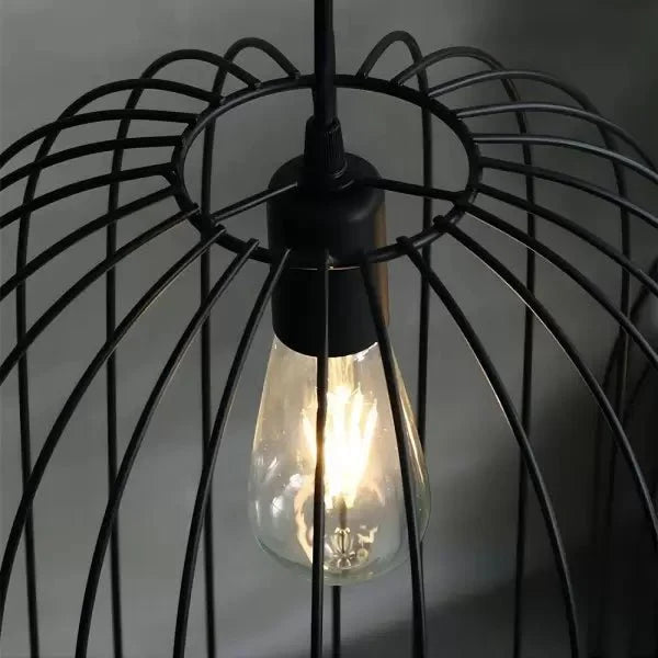 Stojací lampa ve tvaru klece z ratanu