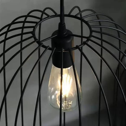 Stojací lampa ve tvaru klece z ratanu