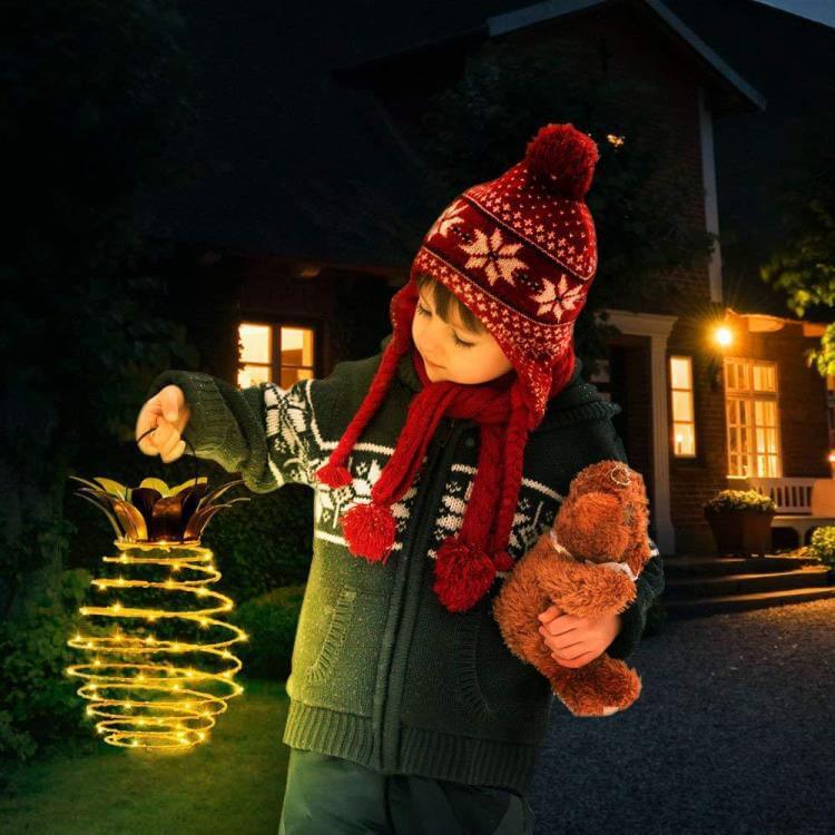 Solární zahradní lampa ve tvaru ananasu