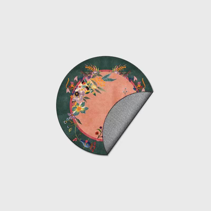 Tapis rond fleuri avec une touche corail