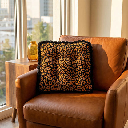 Coussin à motif léopard avec pompons