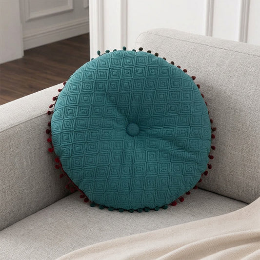 Kulatý polštář s ručně přišitým knoflíkem