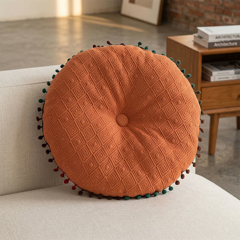 Kulatý polštář s ručně přišitým knoflíkem