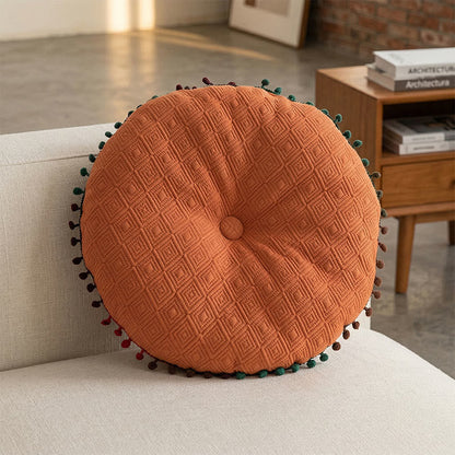 Kulatý polštář s ručně přišitým knoflíkem