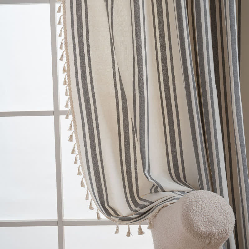 Rideau à rayures gris et blanc avec glands