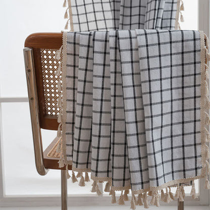Rideau à carreaux noirs et blancs avec pompons