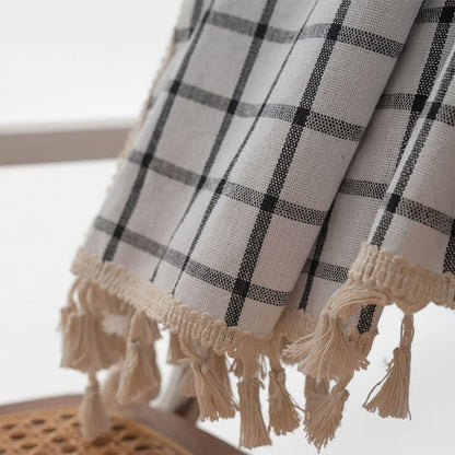 Rideau à carreaux noirs et blancs avec pompons