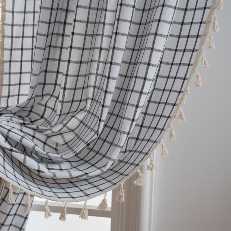 Rideau à carreaux noirs et blancs avec pompons