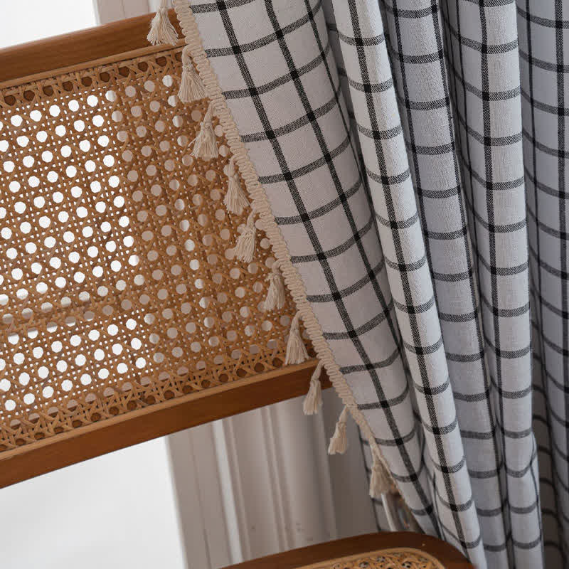Rideau à carreaux noirs et blancs avec pompons