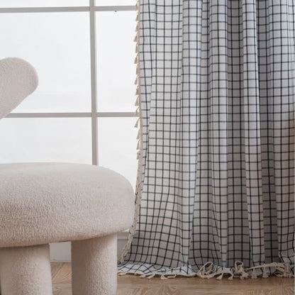 Rideau à carreaux noirs et blancs avec pompons