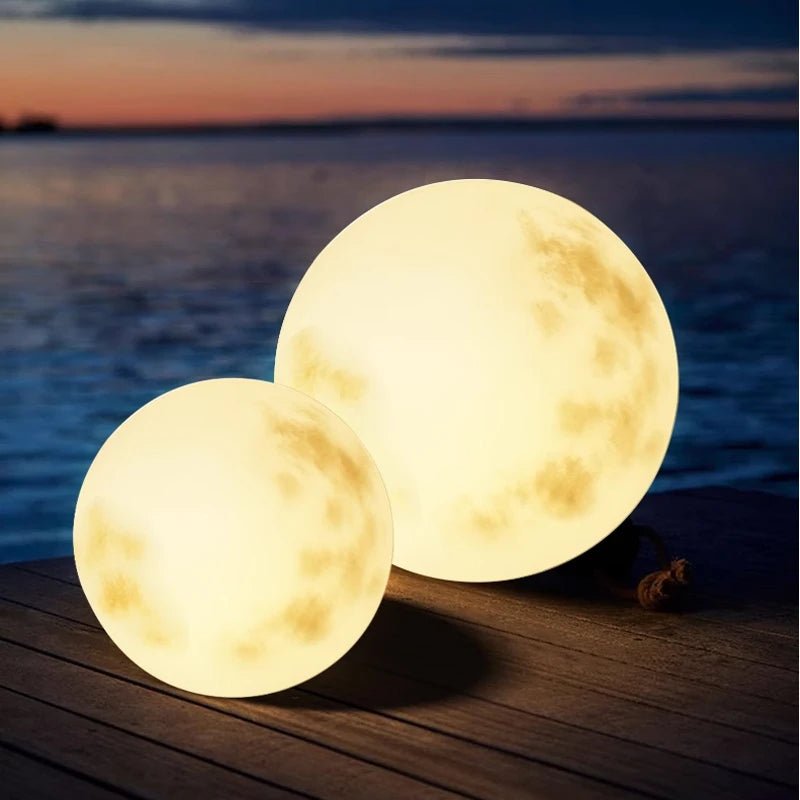 Zahradní lampa ve tvaru měsíce s nabíjením přes USB