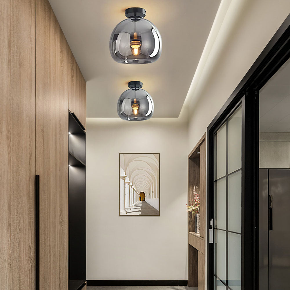 Stropní lampa ze skleněné koule