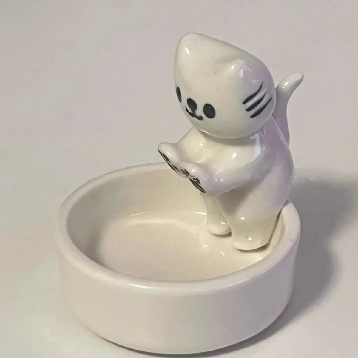 Cat-shaped candle holder