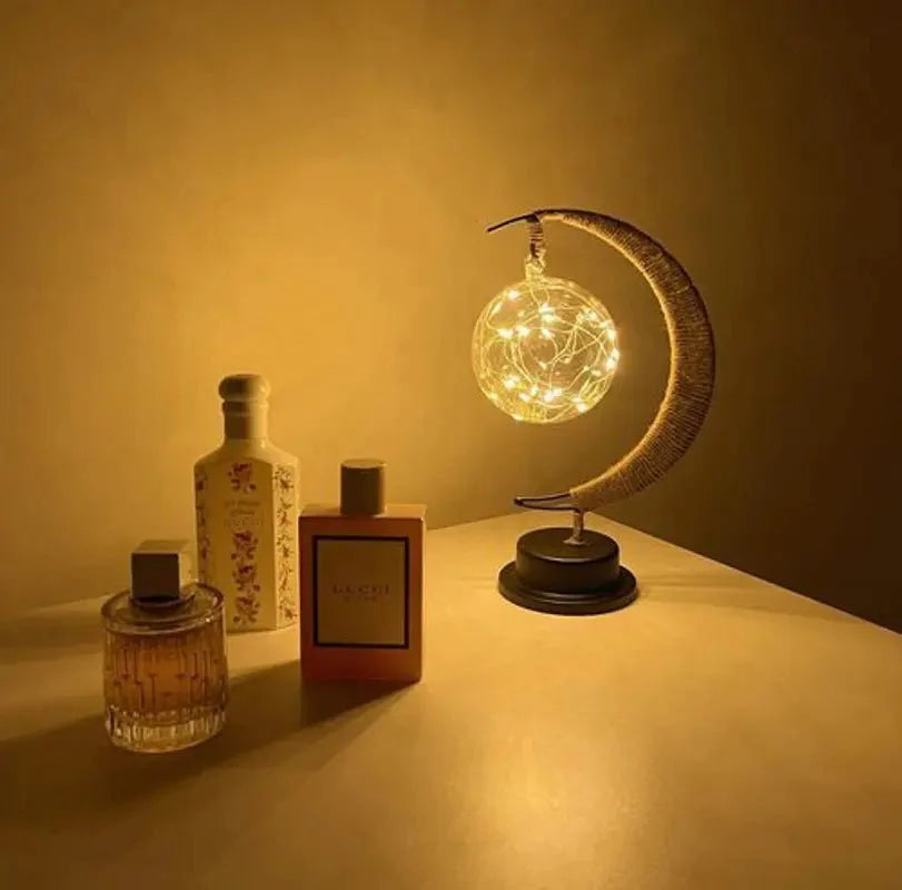 LED lampa ve tvaru měsíce na baterie