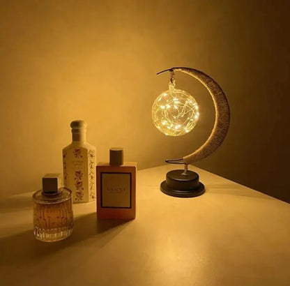 LED lampa ve tvaru měsíce na baterie
