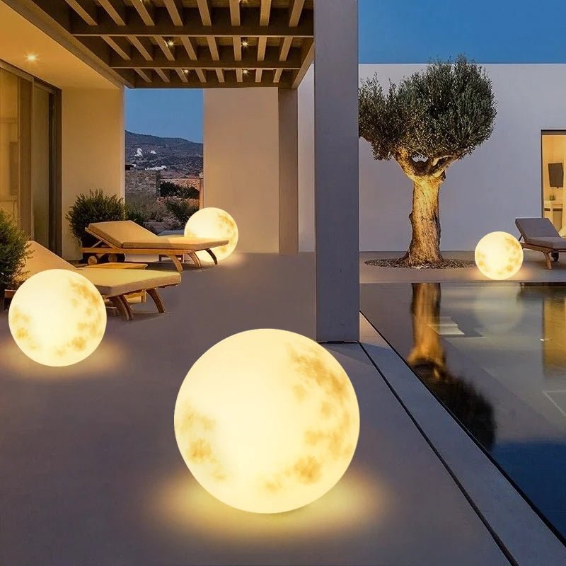 Zahradní lampa ve tvaru měsíce s nabíjením přes USB