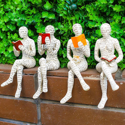 Figurine d’un personnage en train de lire