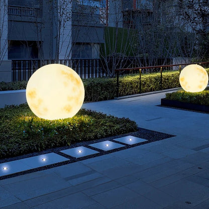 Zahradní lampa ve tvaru měsíce s nabíjením přes USB