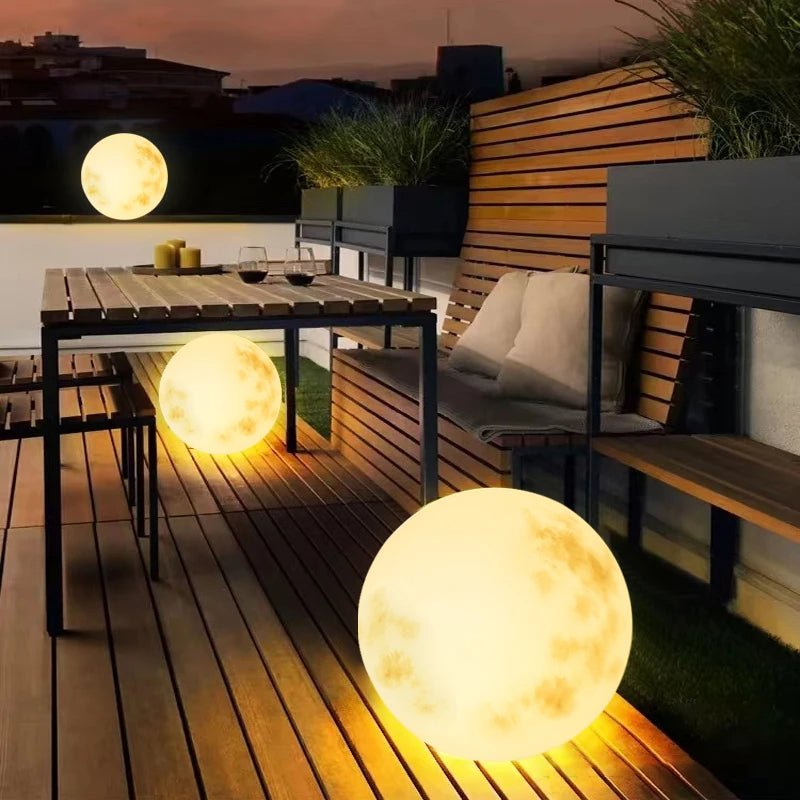Zahradní lampa ve tvaru měsíce s nabíjením přes USB