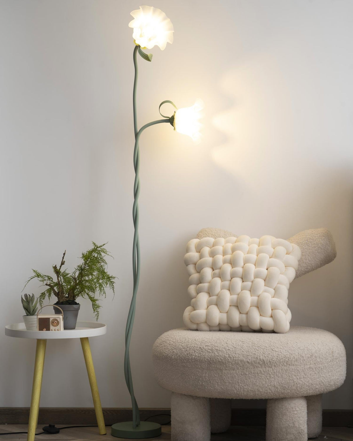 Lampa podłogowa z motywem kwiatowym