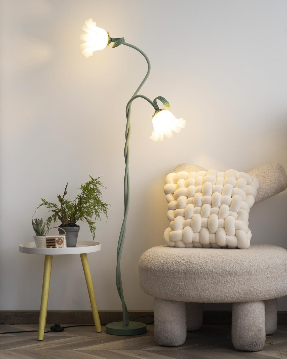 Lampa podłogowa z motywem kwiatowym