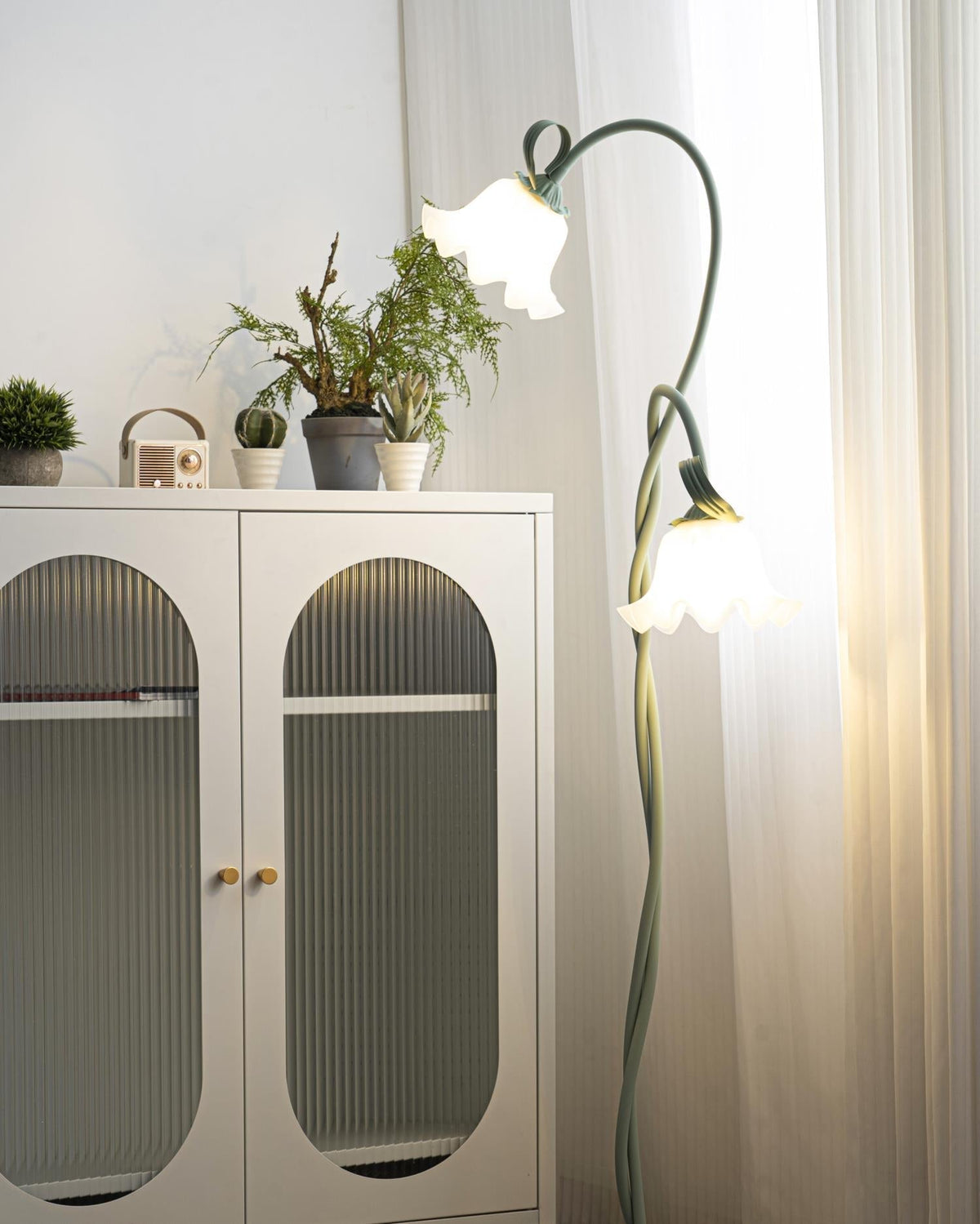 Lampa podłogowa z motywem kwiatowym