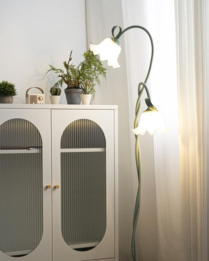 Lampa podłogowa z motywem kwiatowym
