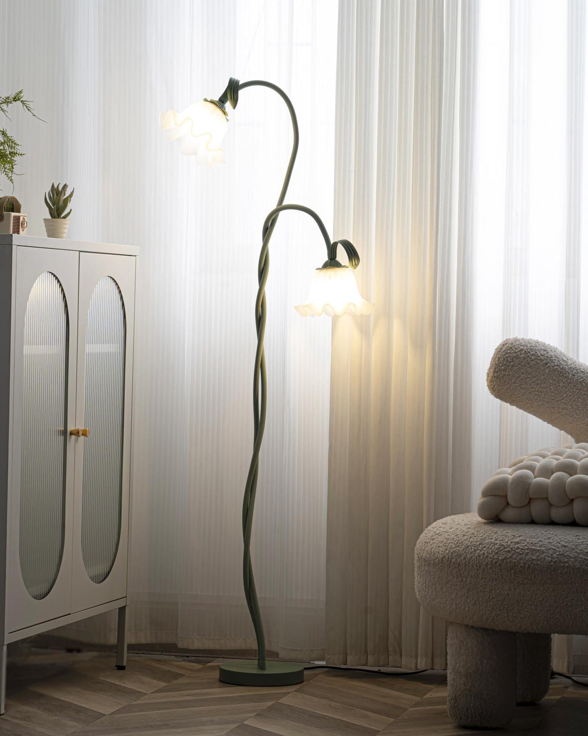 Lampa podłogowa z motywem kwiatowym
