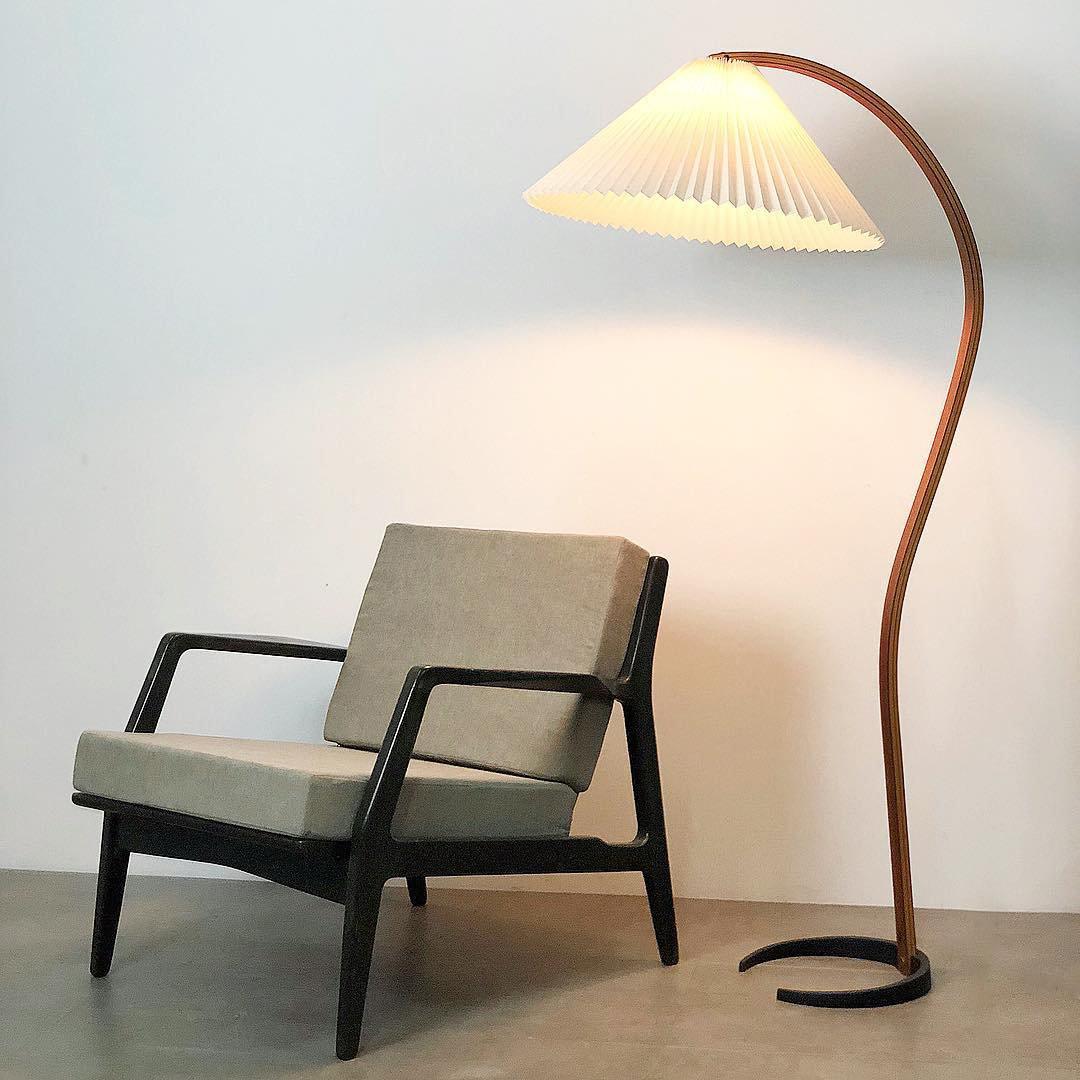 Stojací lampa s bukovým dřevem