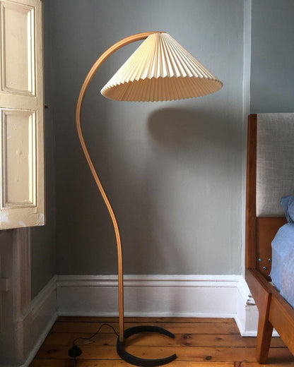Stojací lampa s bukovým dřevem