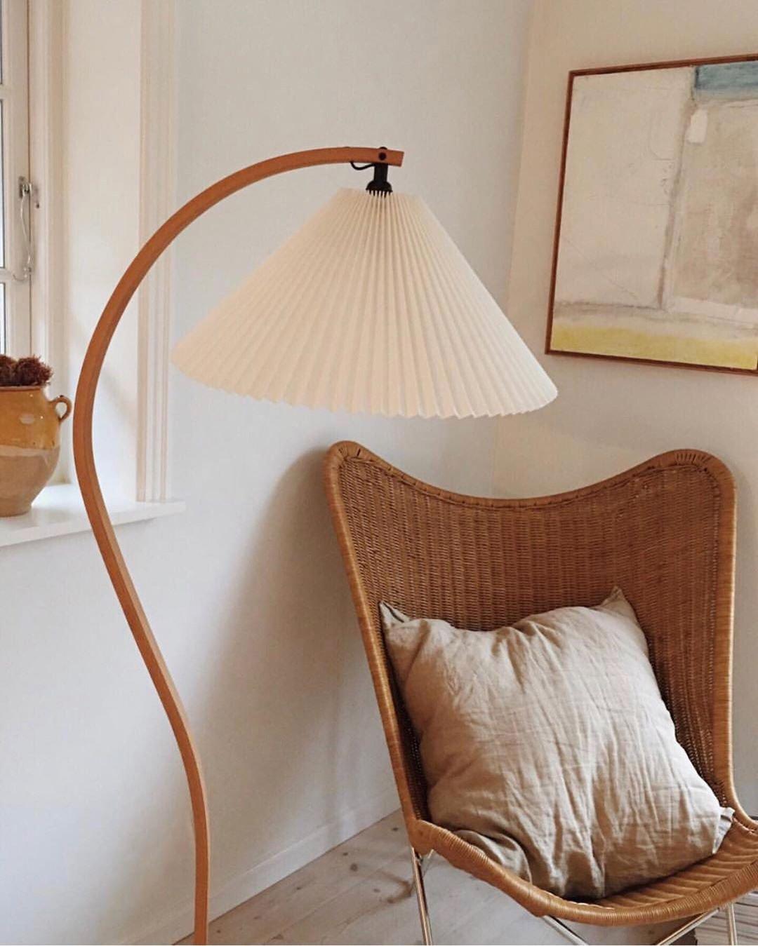Stojací lampa s bukovým dřevem