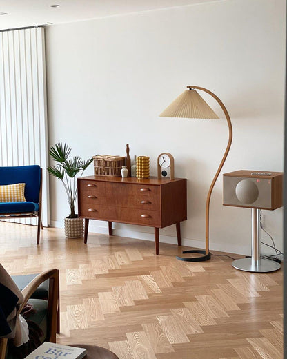 Stojací lampa s bukovým dřevem