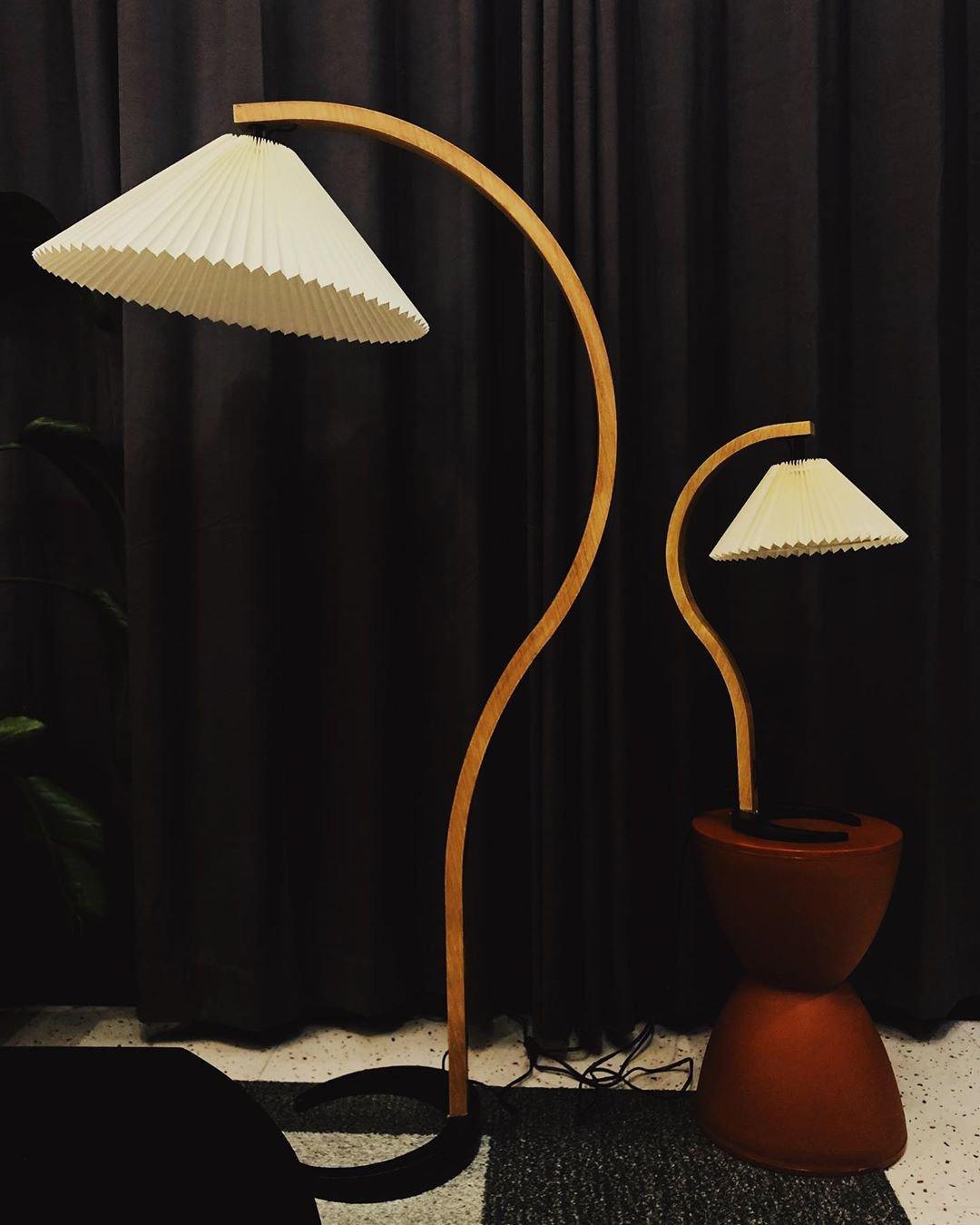 Stojací lampa s bukovým dřevem