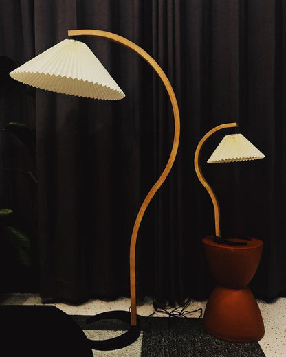 Stojací lampa s bukovým dřevem