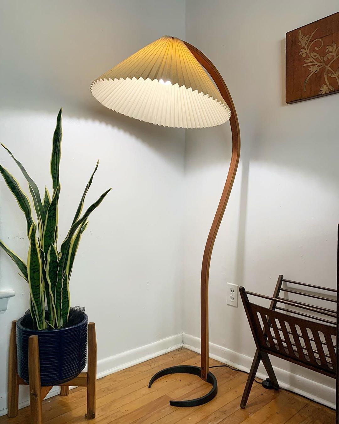 Stojací lampa s bukovým dřevem