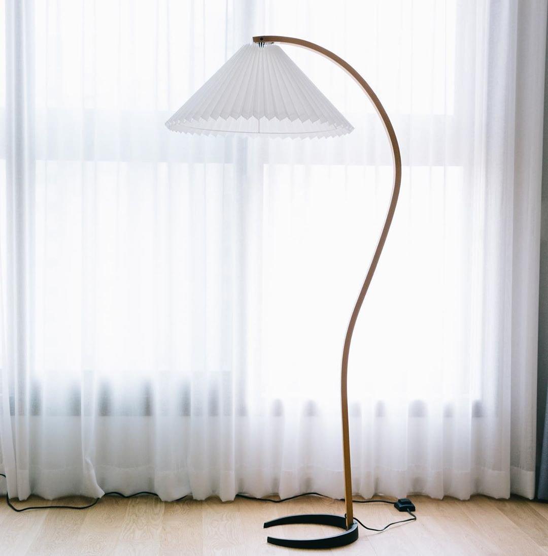 Stojací lampa s bukovým dřevem