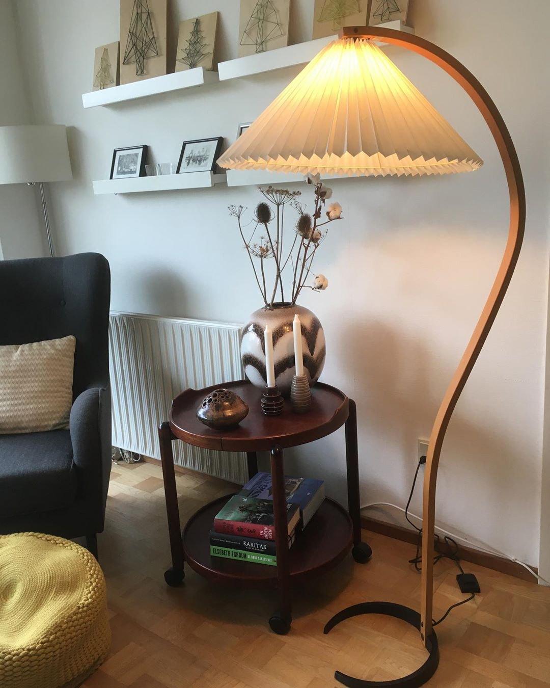 Stojací lampa s bukovým dřevem