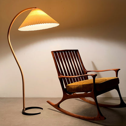 Stojací lampa s bukovým dřevem