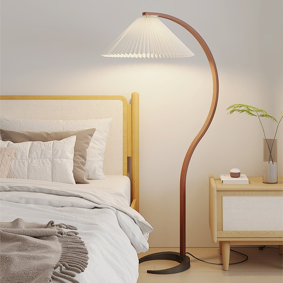 Stojací lampa s bukovým dřevem
