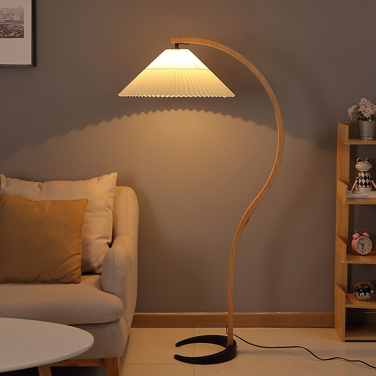 Stojací lampa s bukovým dřevem