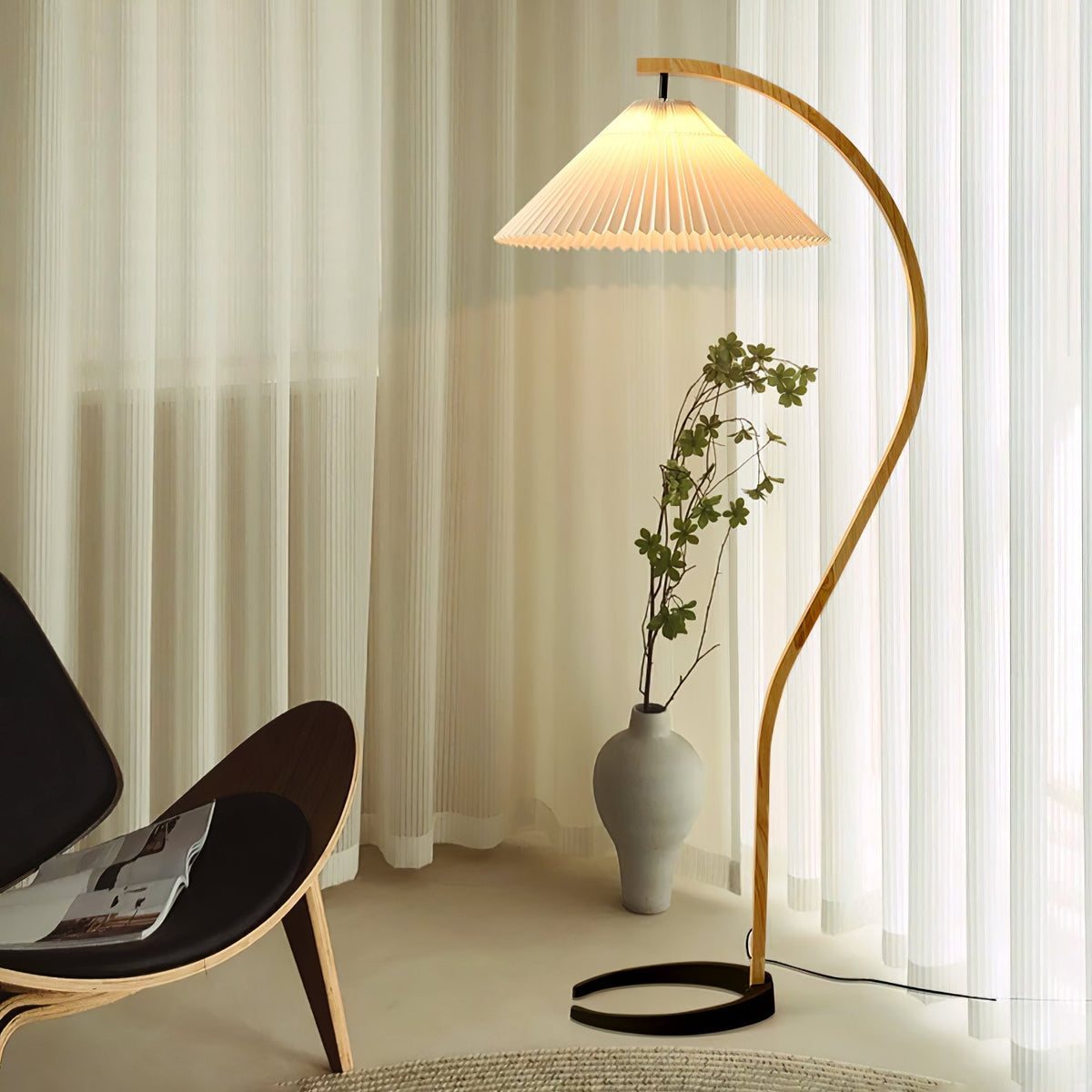 Stojací lampa s bukovým dřevem