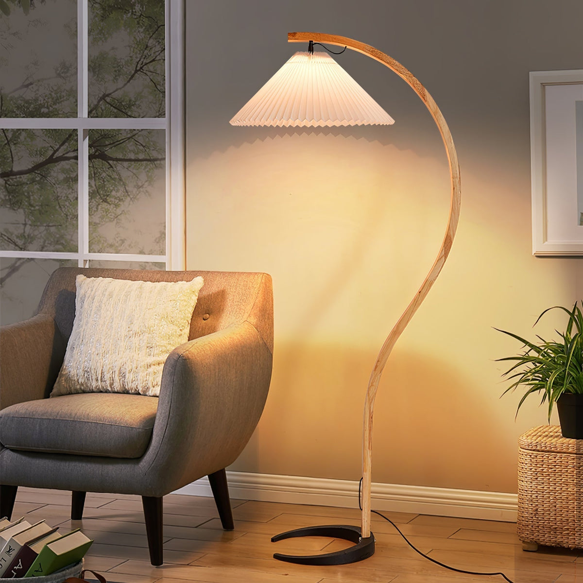 Stojací lampa s bukovým dřevem