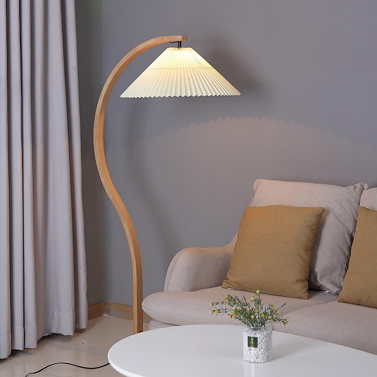 Stojací lampa s bukovým dřevem