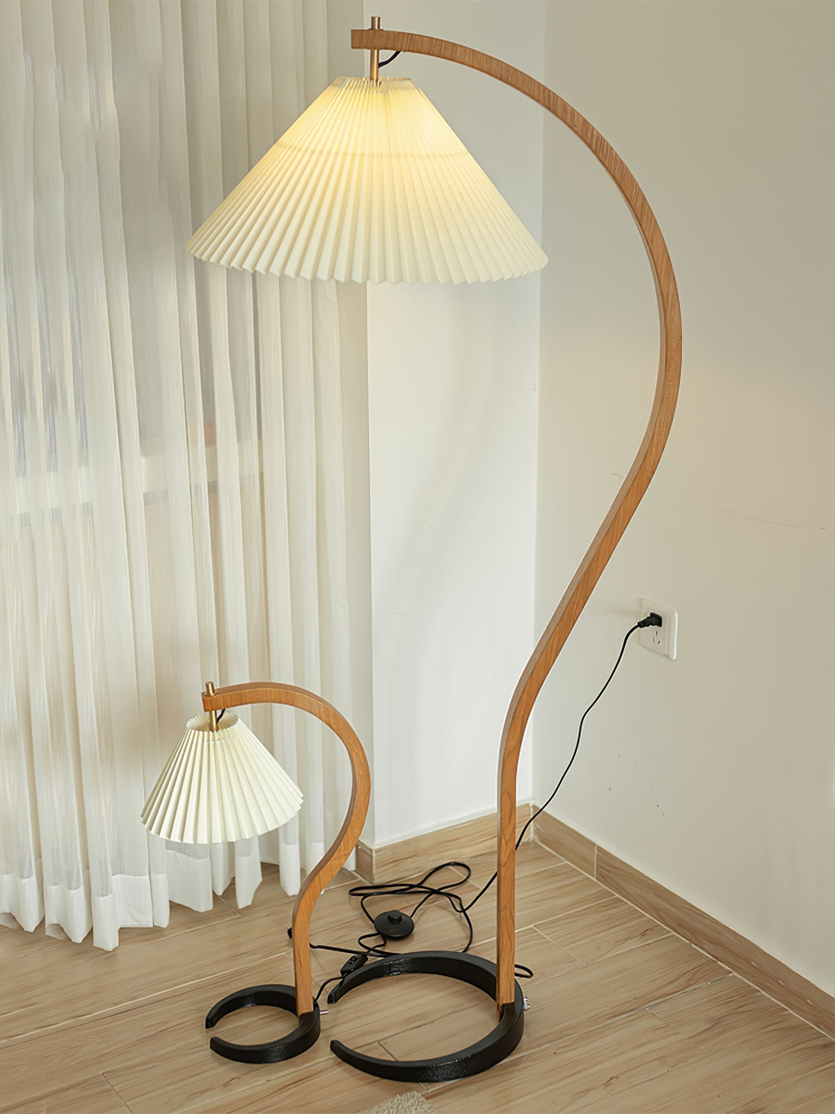 Stojací lampa s bukovým dřevem